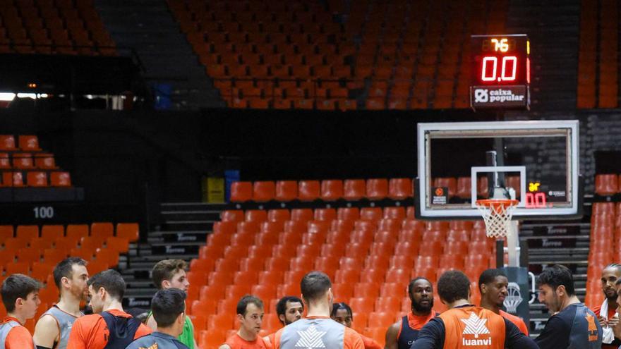 Álex Mumbrú se dirige a sus jugadores, en un entrenamiento en la Fonteta. | FRANCISCO CALABUIG