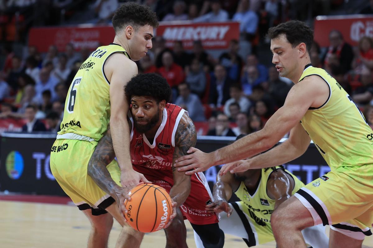 El jugador del Casademont Zaragoza Wright-Foreman y el jugador del Hiopos Lleida D. García , durante el partido de la jornada 26 de la Liga Endesa de Baloncesto, este sábado en Zaragoza