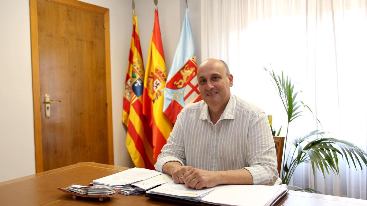 Vicente Royo, alcalde de El Burgo de Ebro, en su despacho.