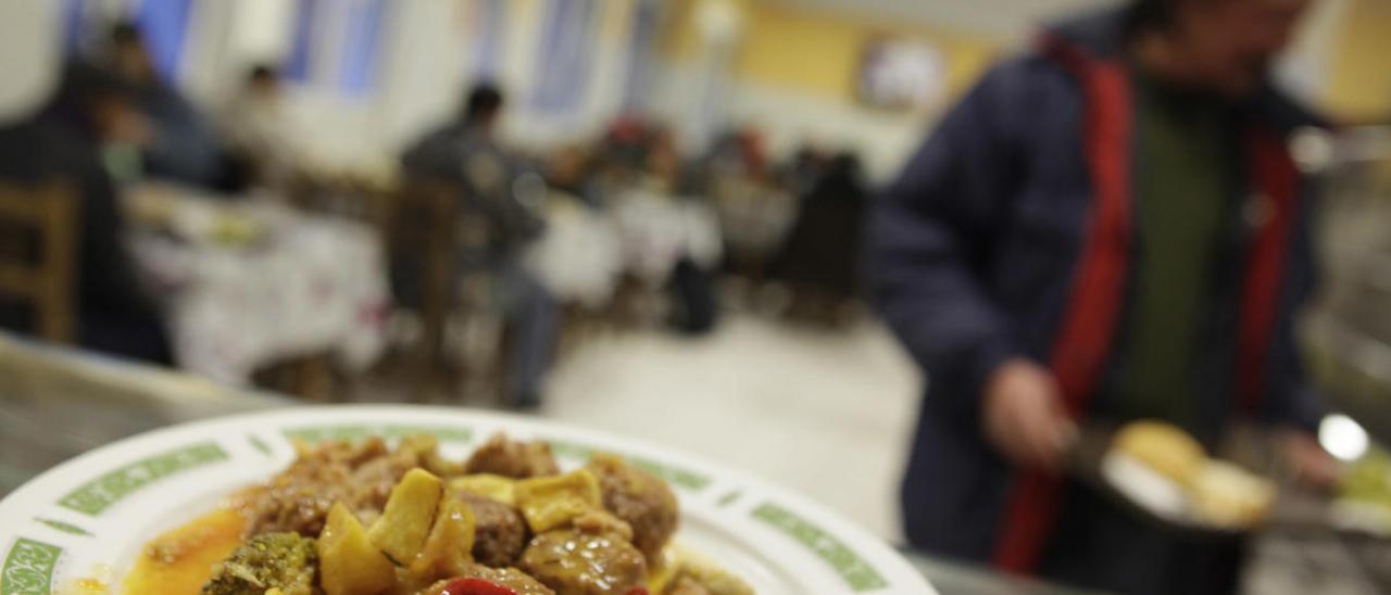 Un plato de comida en el comedor de la Cocina Económica.