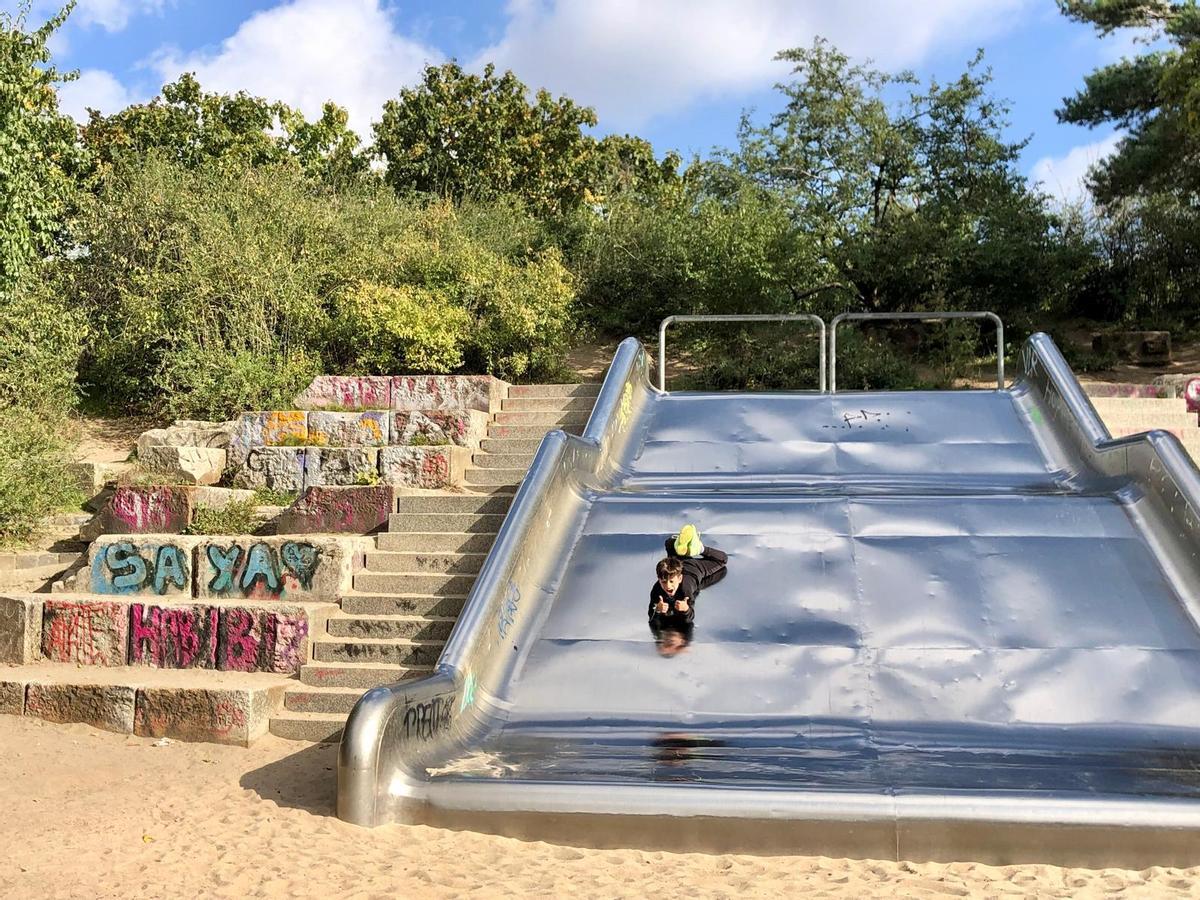 Tobogán integrado en el paisaje en el Gorlitzer Park de Berlín