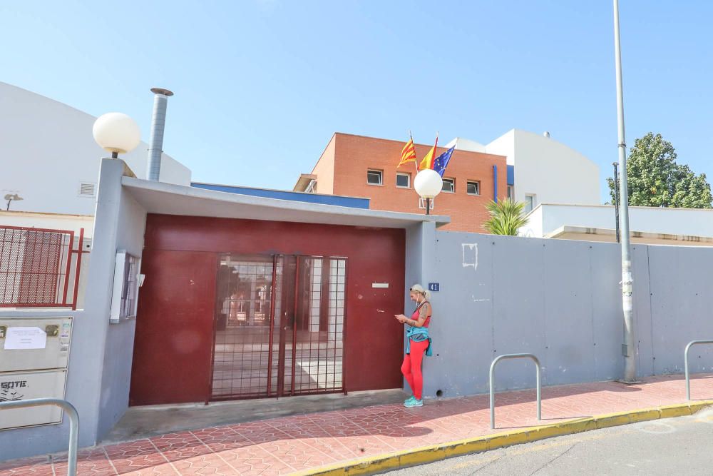 El centro pone en marcha un espacio multiusos para un alumnado diverso, con más de un 60% de extranjeros y muy bien acogido por la comunidad escolar de Orihuela Costa