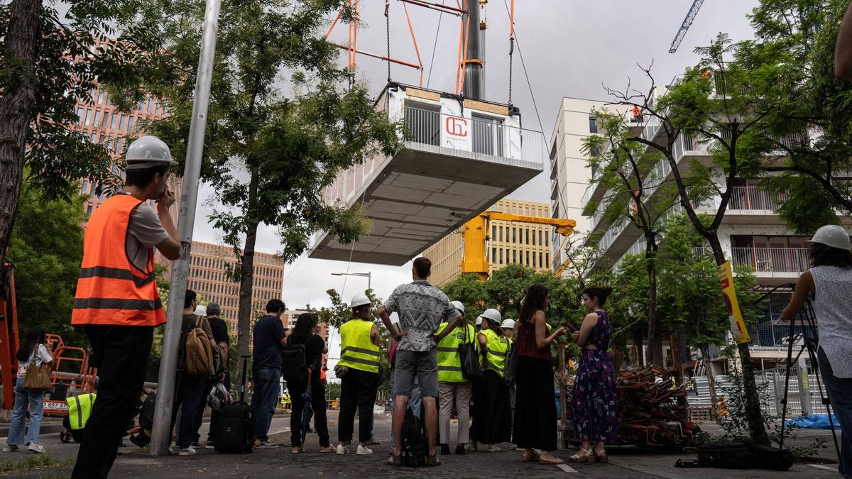 Visita de obras a una promoción de 40 viviendas que se está construyendo con módulos industrializados. En solo 10 días se levantarán 8 plantas, gracias al ensamblaje rápido de las estructuras. La edificación se encuentra detrás de la Ciutat de la Justícia.