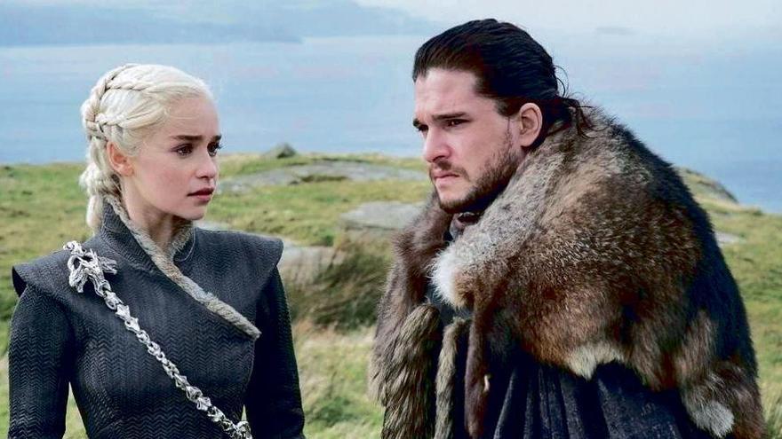 Emilia Clarke i Kit Harington interpretant a Daenerys i Jon Nieve