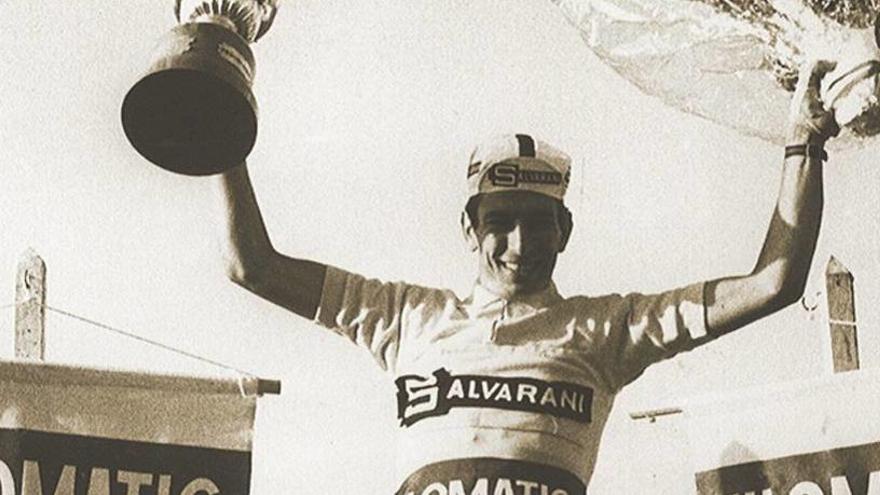 Felice Gimondi celebra su triunfo en la Vuelta de 1968.