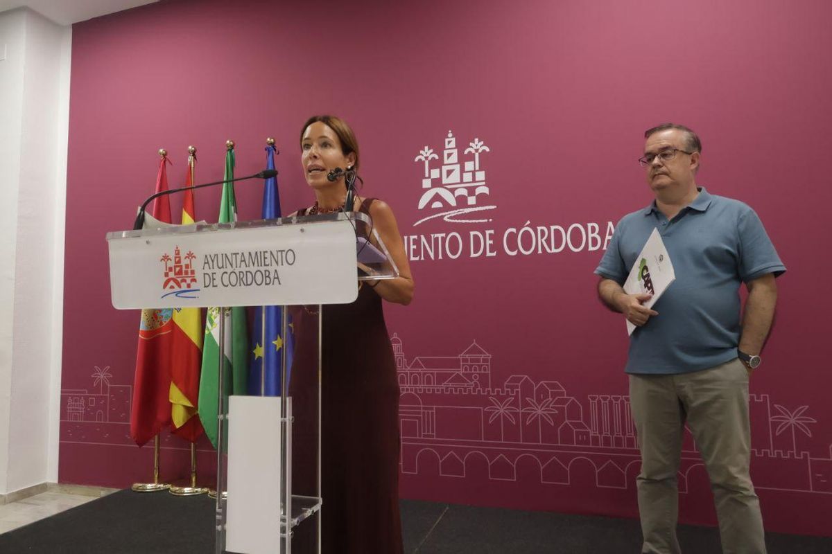 Marian Aguilar y Manuel Rivera presentan los datos del informe.