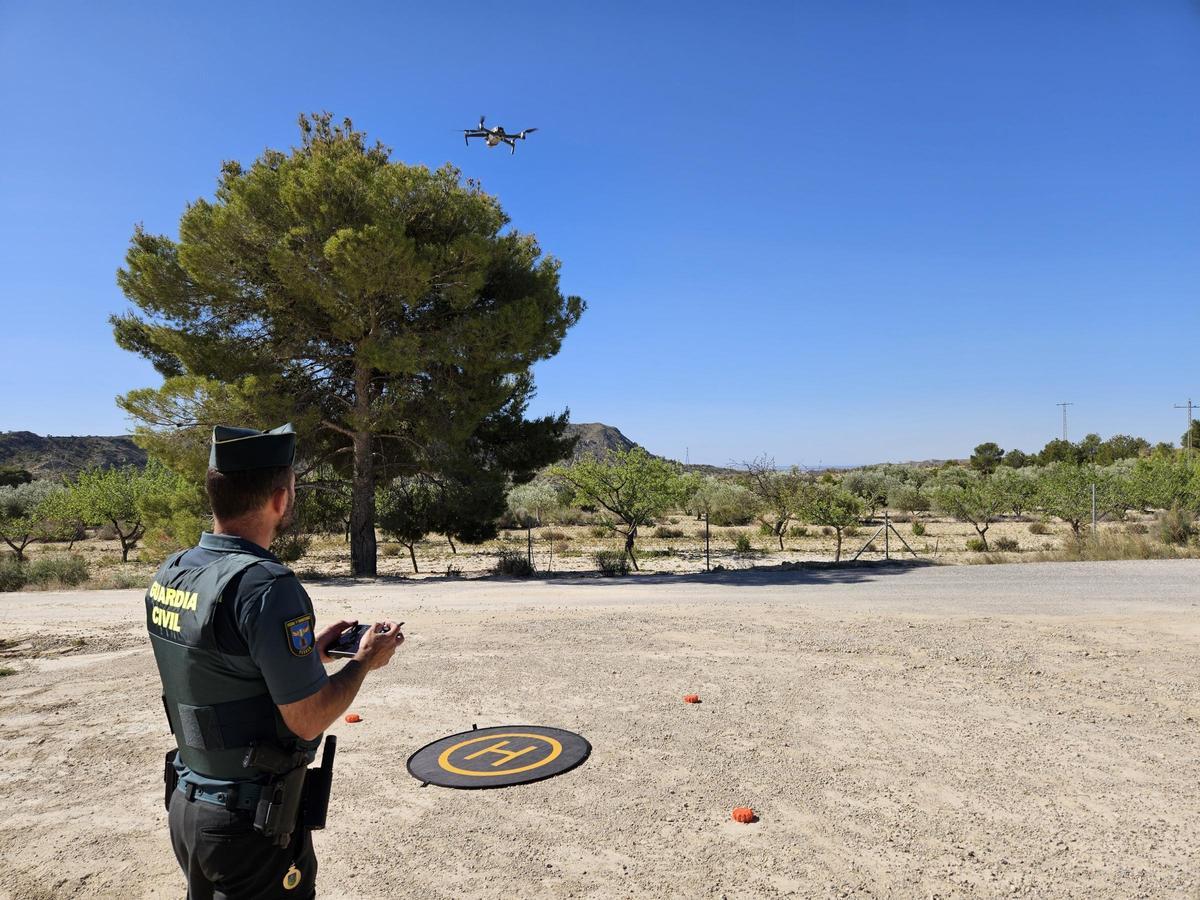 Un agente del Equipo Pegaso volando un dron en Xixona para buscar a la víctima.
