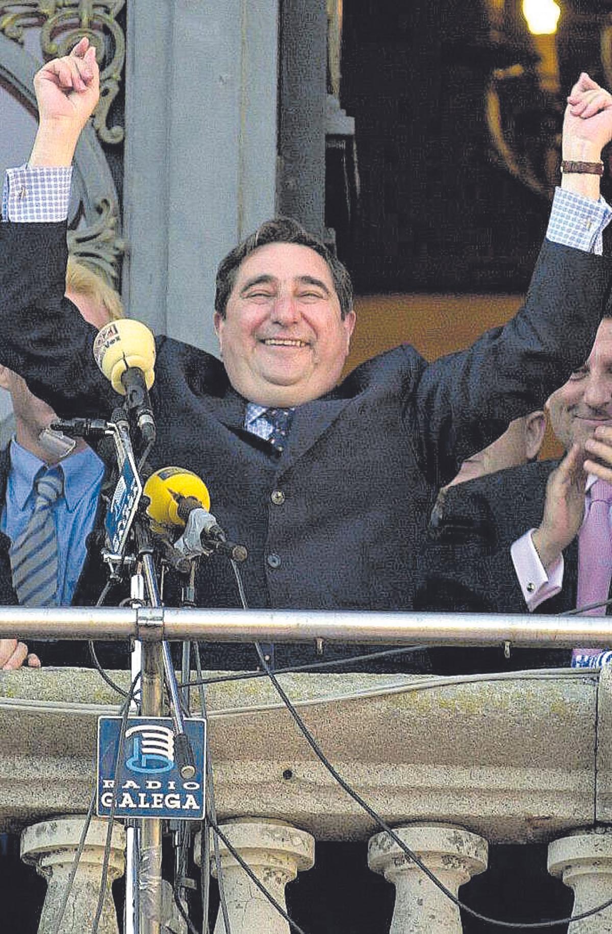 Augusto César Lendoiro festeja el título de Liga de 2000 en el balcón del Ayuntamiento de A Coruña