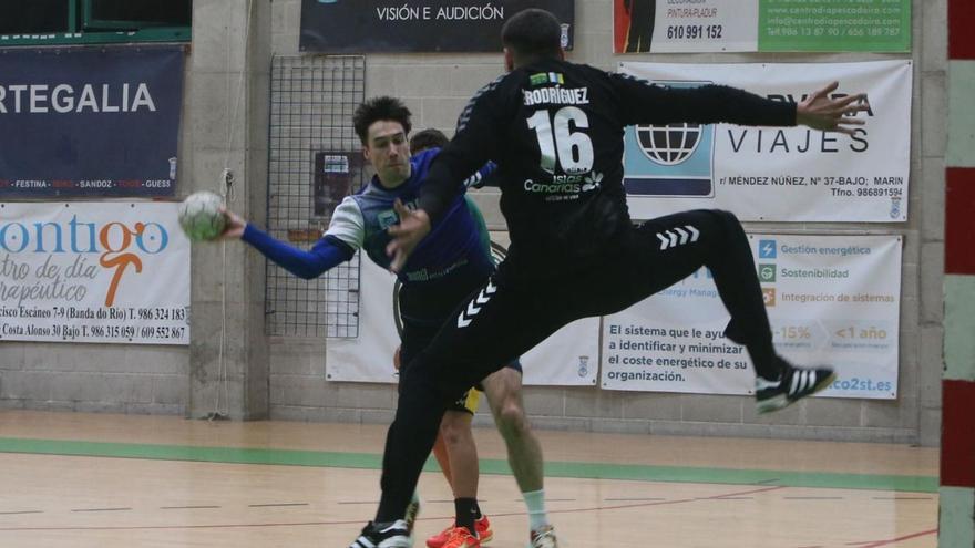 Gonzalo Freire lanza a puerta en el partido entre el Bueu Atlético y el Gáldar.