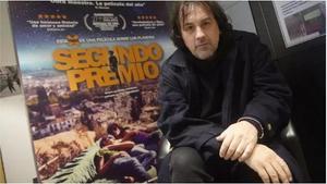 Isaki Lacuesta, con el cartel de Segundo Premio, ayer tarde en el cine Truffaut de Girona