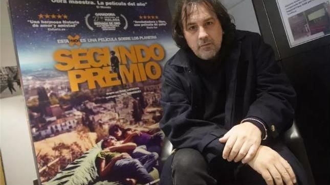 Isaki Lacuesta, con el cartel de 'Segundo Premio', ayer tarde en el cine Truffaut de Girona