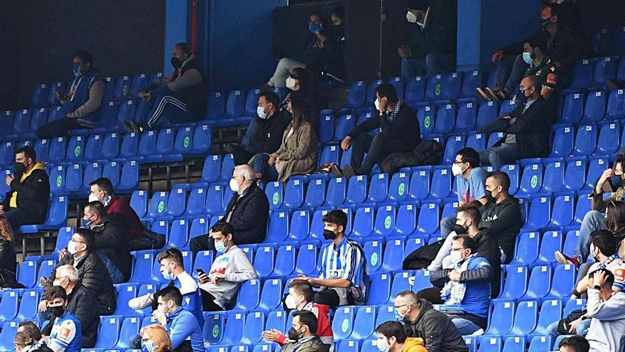 Aficionados en Riazor durante el Deportivo-Numancia. |  // V. ECHAVE