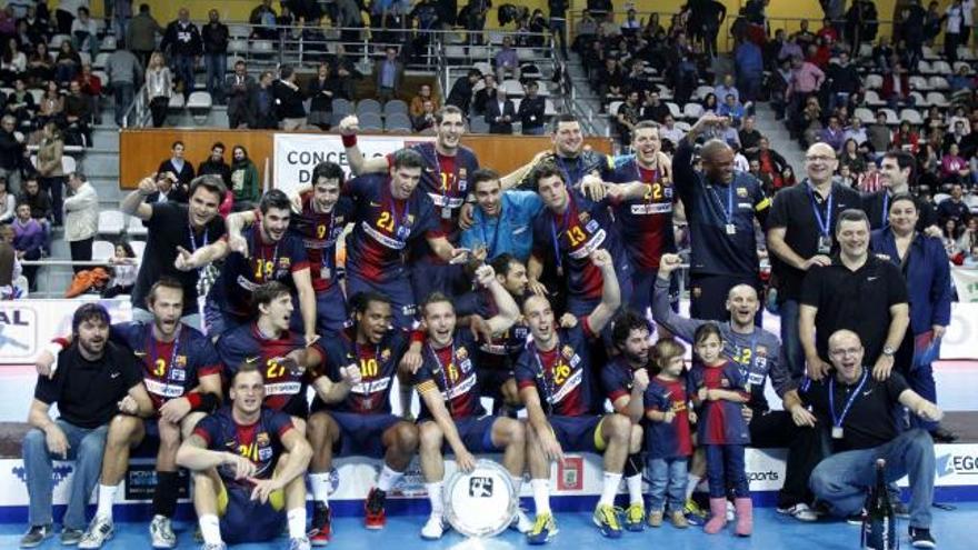 Arriba, los jugadores y técnicos del Barcelona Intersport, festejan el título logrado en As Travesas .A la izquierda, Raúl Entrerríos y Gurbindo tratan de frenar a Balic, en un lance de la final. // FOTOS: José Lores