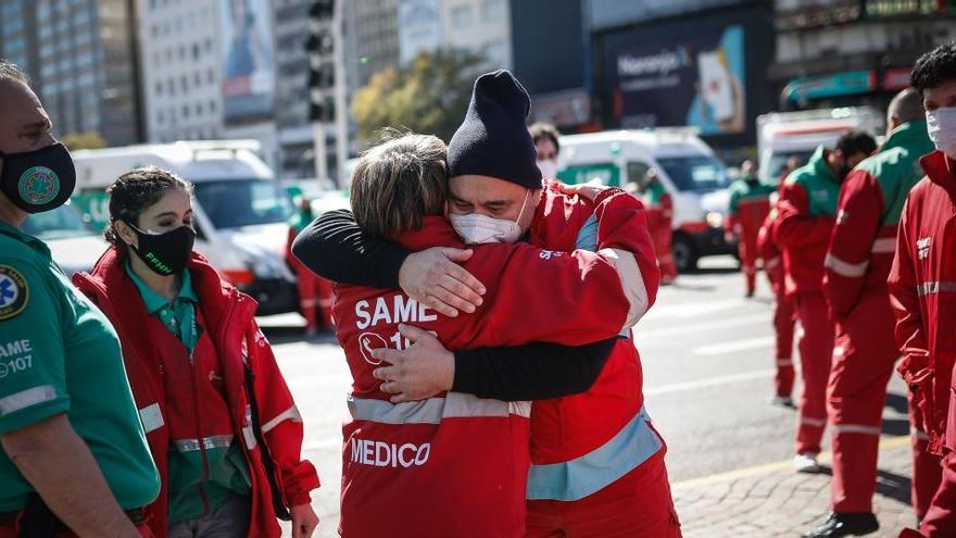Sanitarios se abrazan en Buenos Aires.