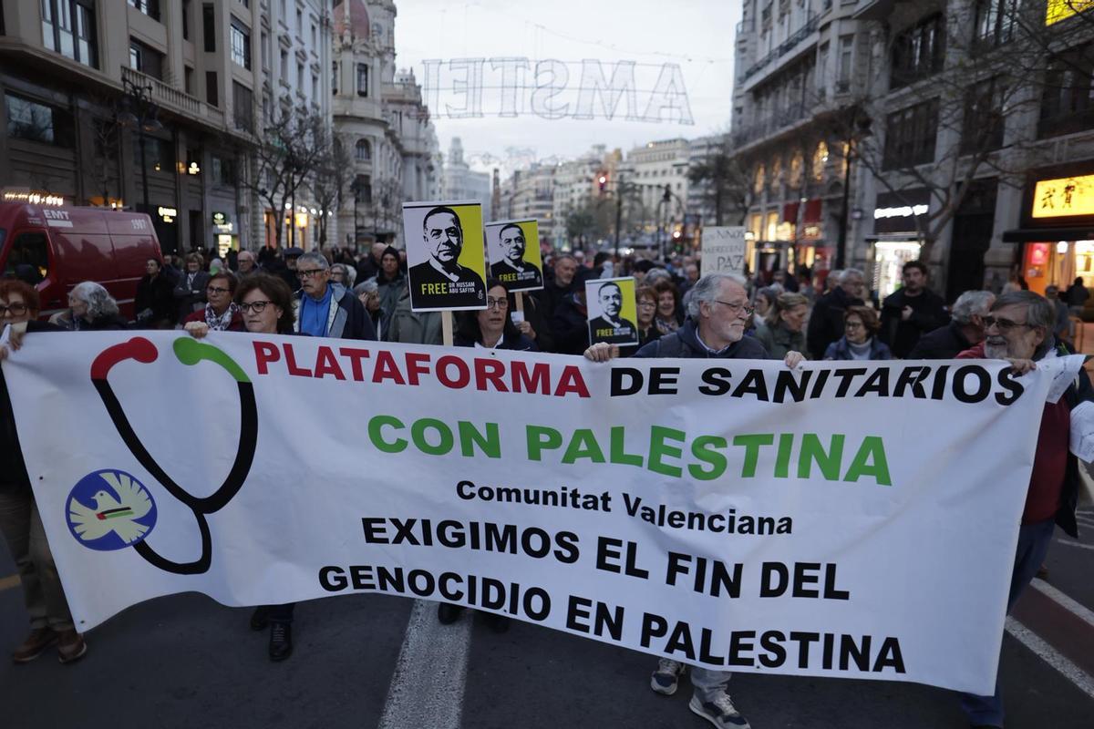 Manifestantes recorren las calles de València en la protesta del 'No a la guerra'