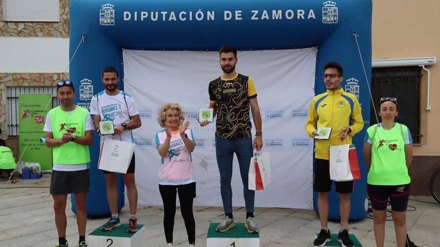 Ganadores locales de la carrera de Burganes de Valverde en beneficio de la asociación Corriendo con el Corazón por Hugo.