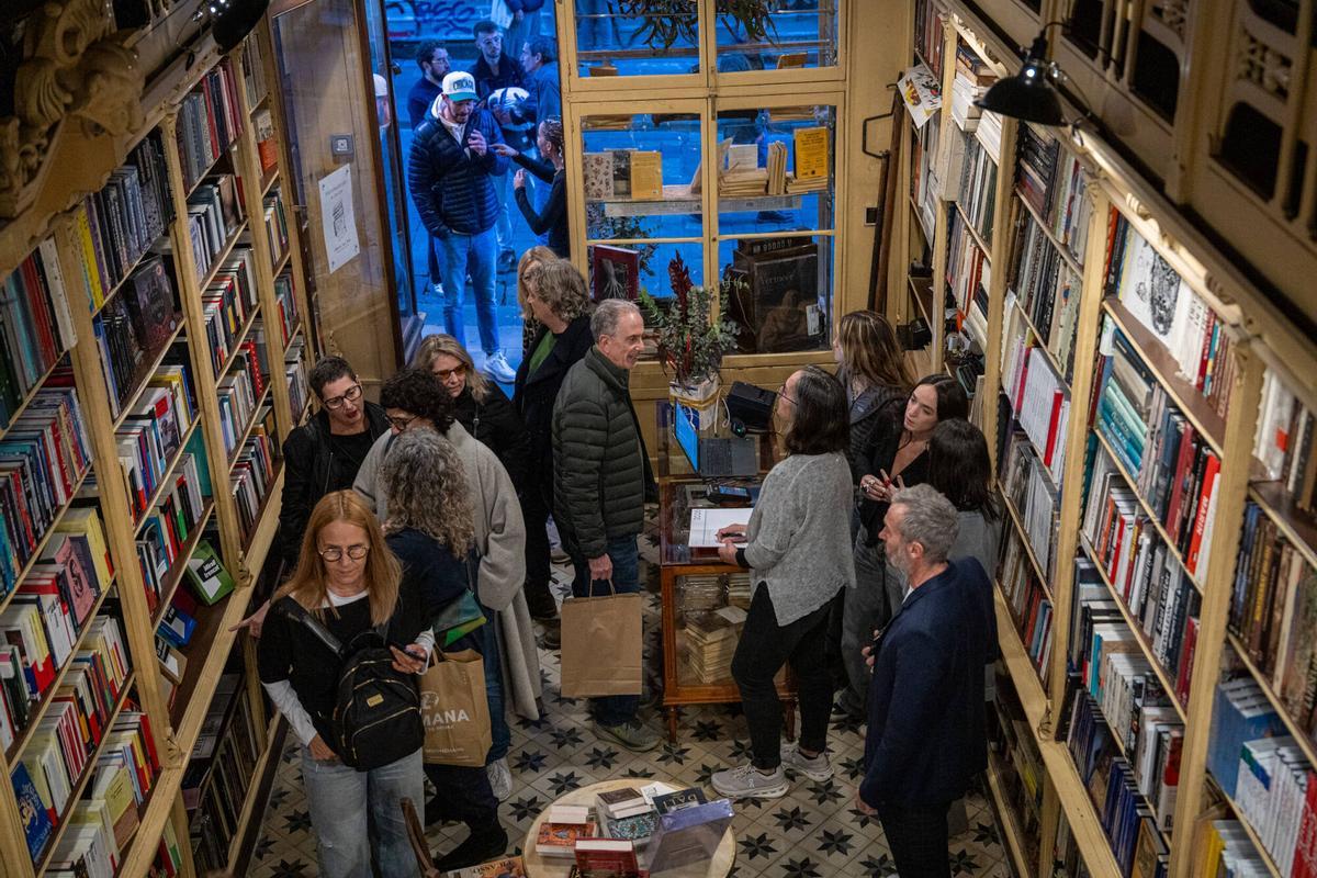 Barcelona 10/12/2025 Barcelona. La antigua propietaria de la librería, Cristina Riera, y su sucesor al frente del negocio, Rafa Serra. Reapertura librería Sant Jordi. AUTOR: MANU MITRU