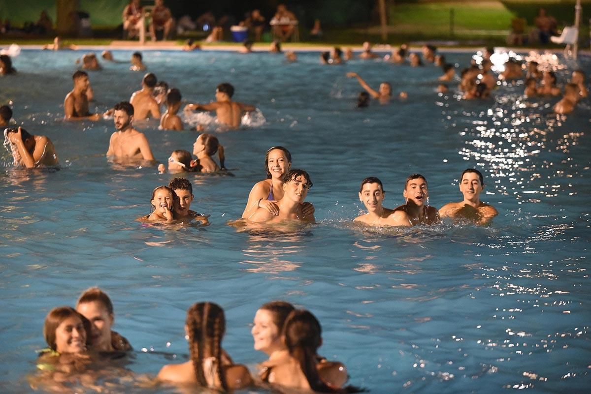 Sesión nocturna en la piscina de la Fuensanta