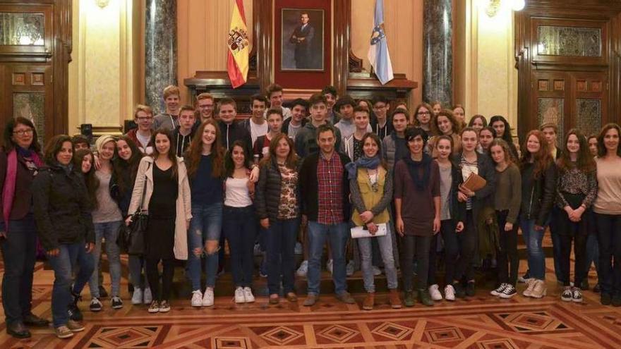 Alumnos de intercambio participan en una visita por María Pita