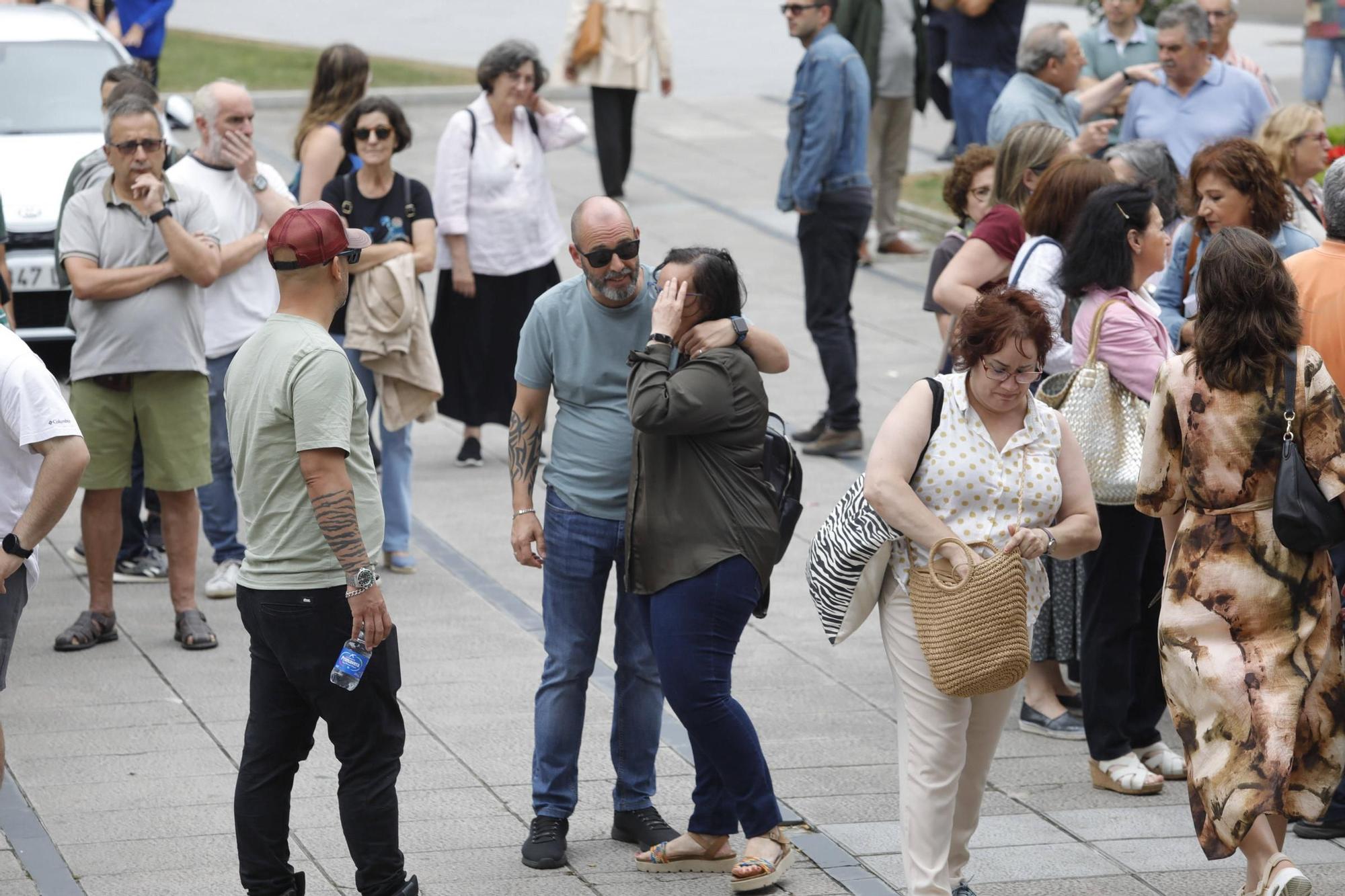 Así fue la despedida y el homenaje de amigos y clientes del Cafetón en Avilés a sus dueños, muertos en León
