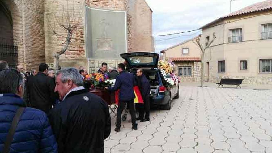 El féretro llega a la iglesia parroquial de Villalba, donde se celebró el funeral de Manuel Jambrina.