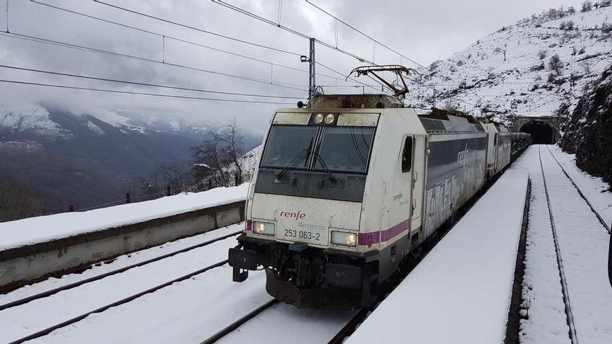 Un tren de mercancías avanza por la rampa de Pajares.