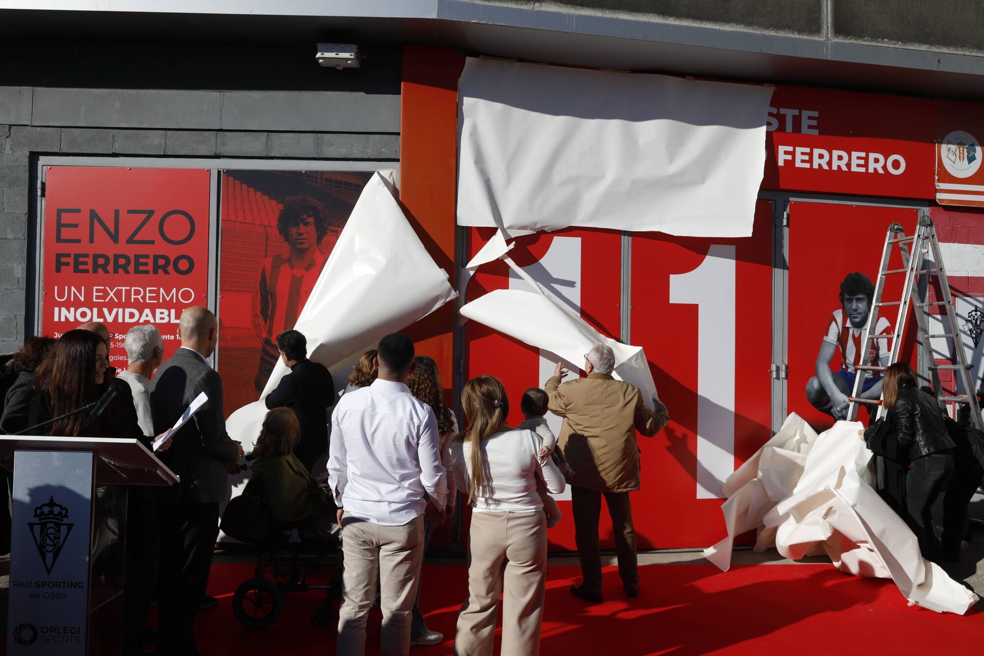 Enzo Ferrero descubre la puerta 11 de El Molinón