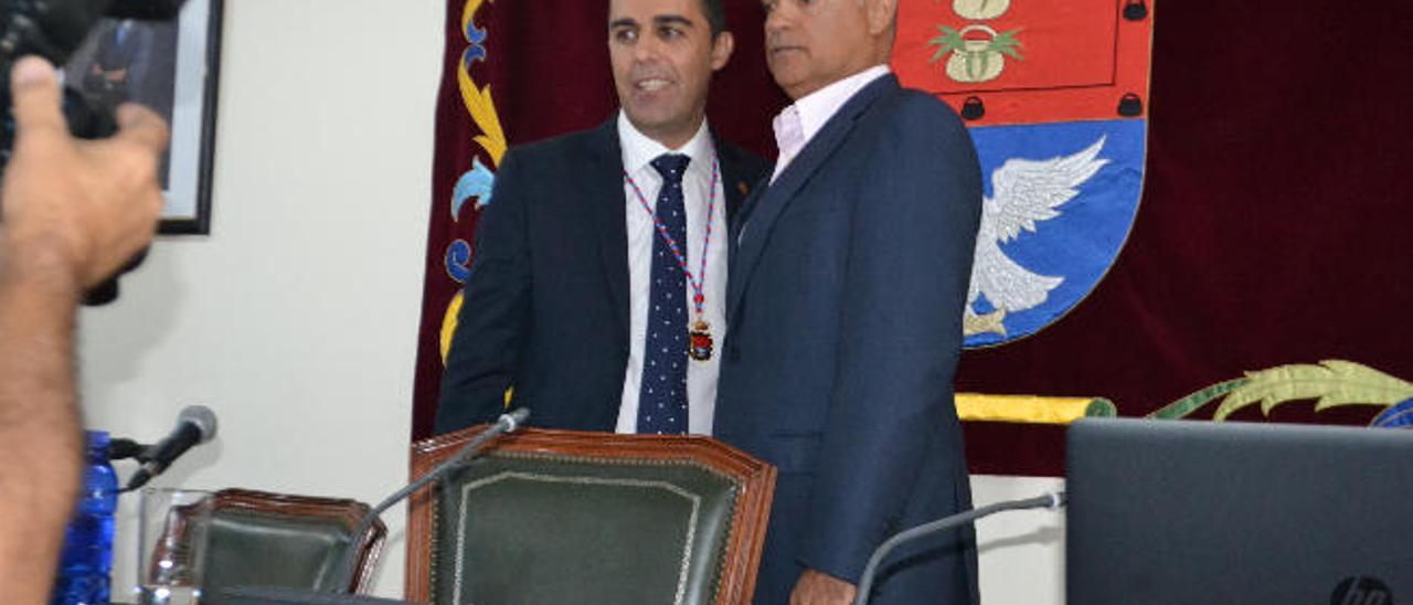 Montelongo junto a Rafael Juan González en el pleno de constitución del Ayuntamiento de Arrecife.