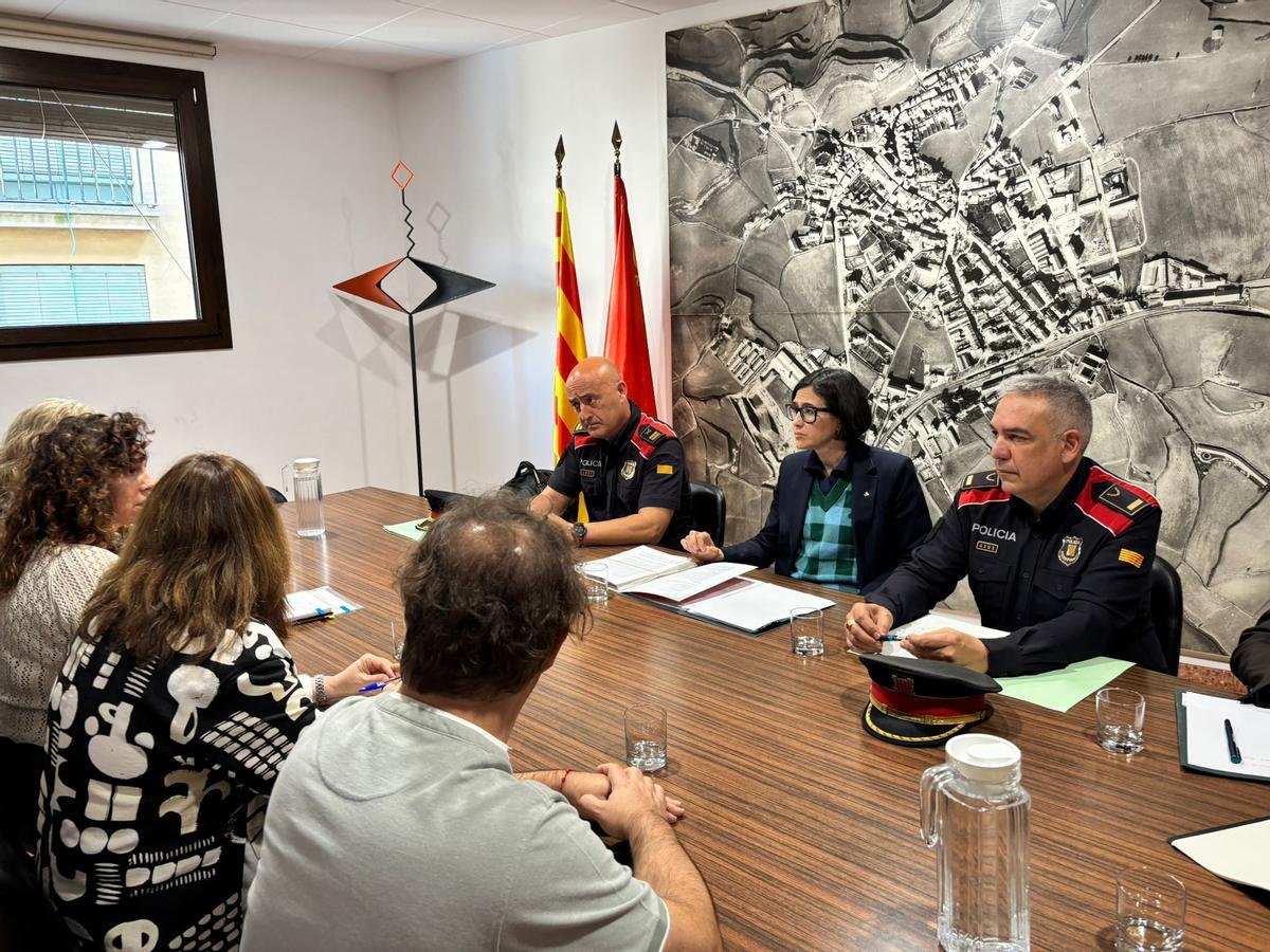 Un moment de la reunió amb la consellera Nuria Parlon a l'Ajuntament de Calaf