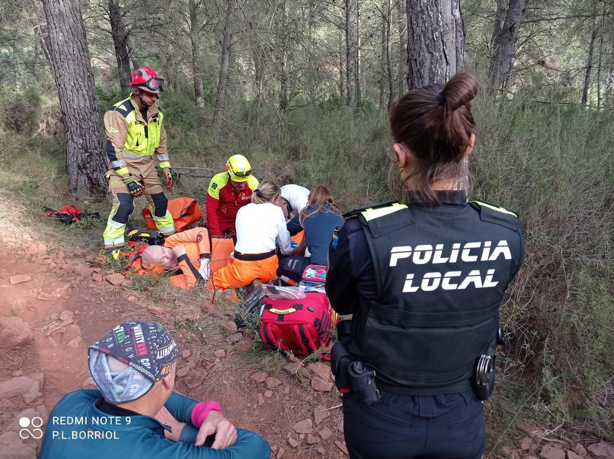 Policía, sanitarios y bomberos actúan en el rescate del ciclista.