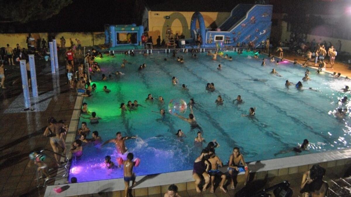 Piscina nocturna en València: el refugio climático con DJ, toboganes y kayak para huir de las noches calurosas.