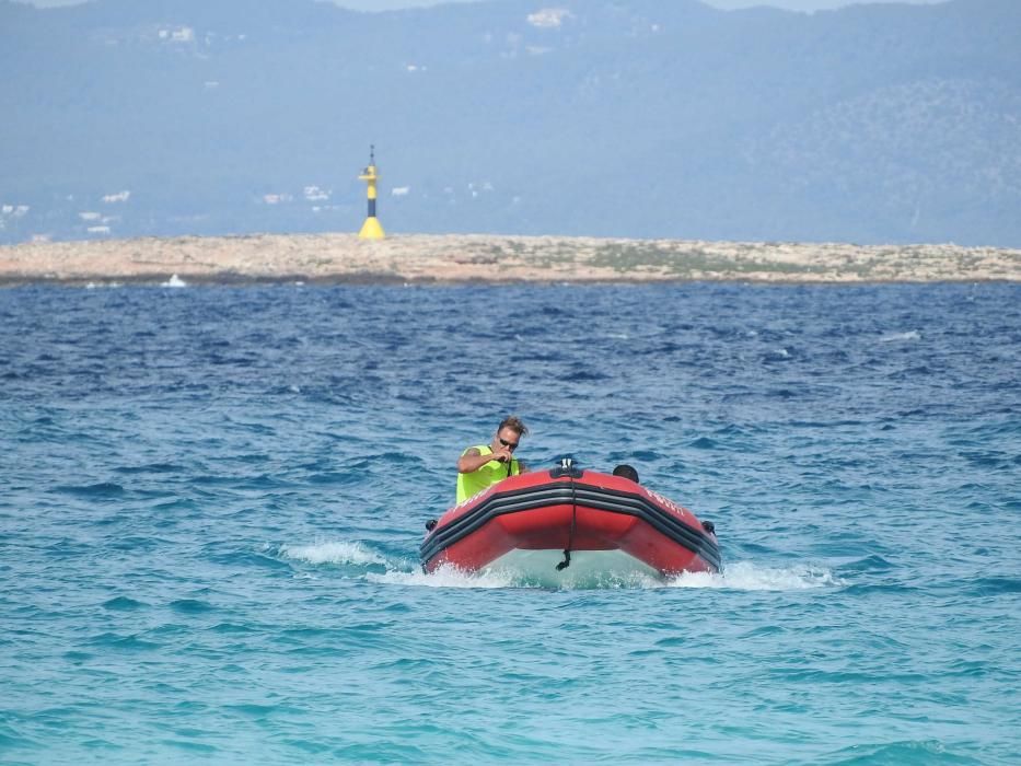 El ejercicio consistió en el rescate de dos personas de una embarcación que estaba supuestamente ardiendo en el mar