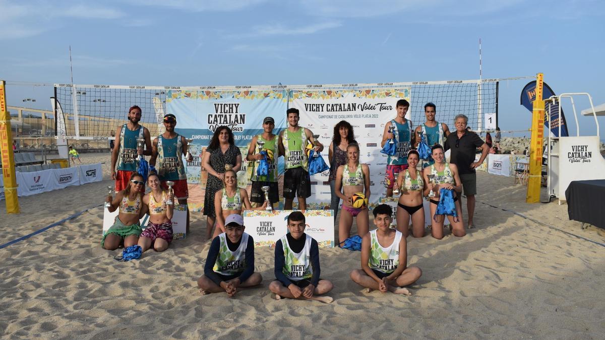 Podio de los ganadores de la primera prueba del Campionat de Catalunya de volei playa