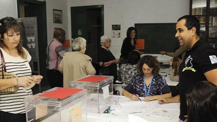 Una de las votaciones en el colegio electoral ubicado en la biblioteca católica de la plaza de San Ginés en Arrecife.