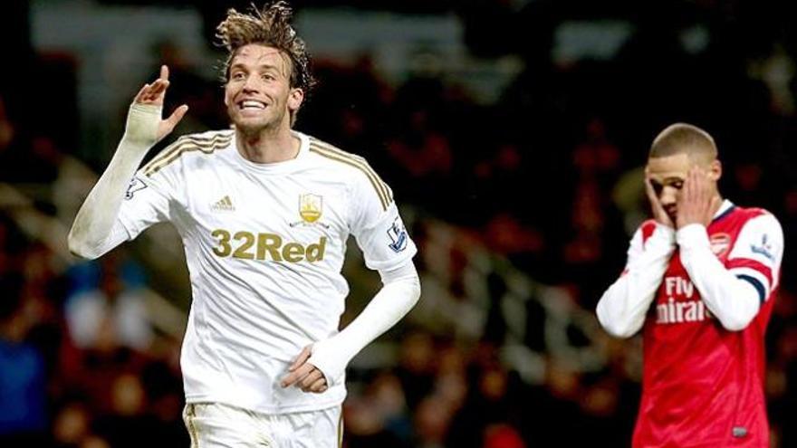 MIchu celebra uno de sus dos goles.