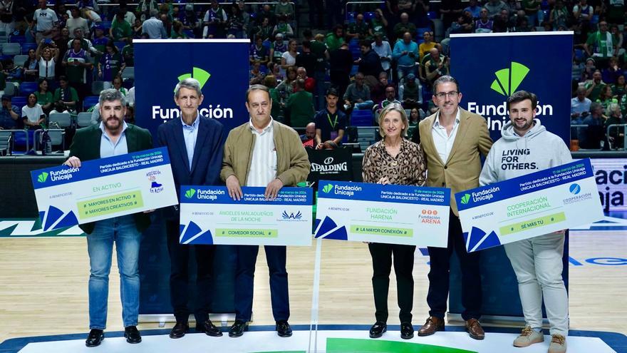 La Fundación Unicaja entrega cheques solidarios a cuatro asociaciones de Málaga