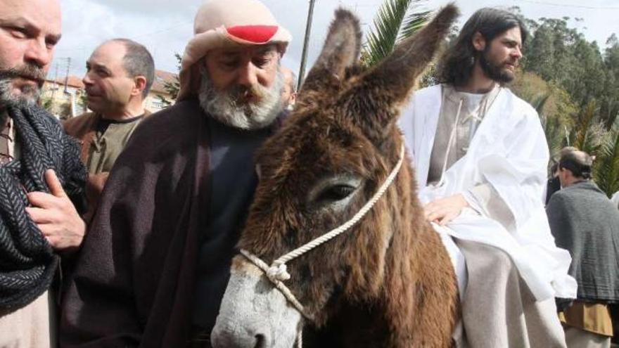 Enrique Barros encarna el papel de Jesús durante la procesión de La Burrita.  // J.L.Oubiña