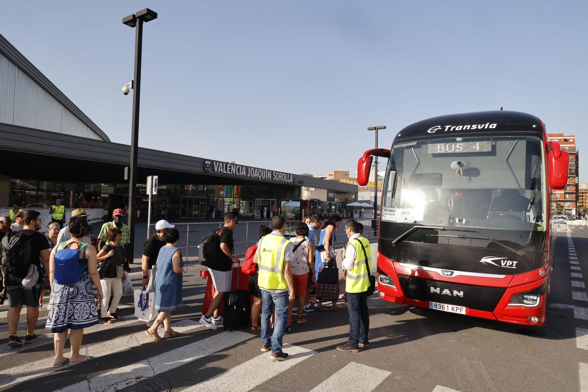 Las líneas de Renfe Cercanías C-1 y C-2 han sido sustituidas este miércoles por 220 autobuses