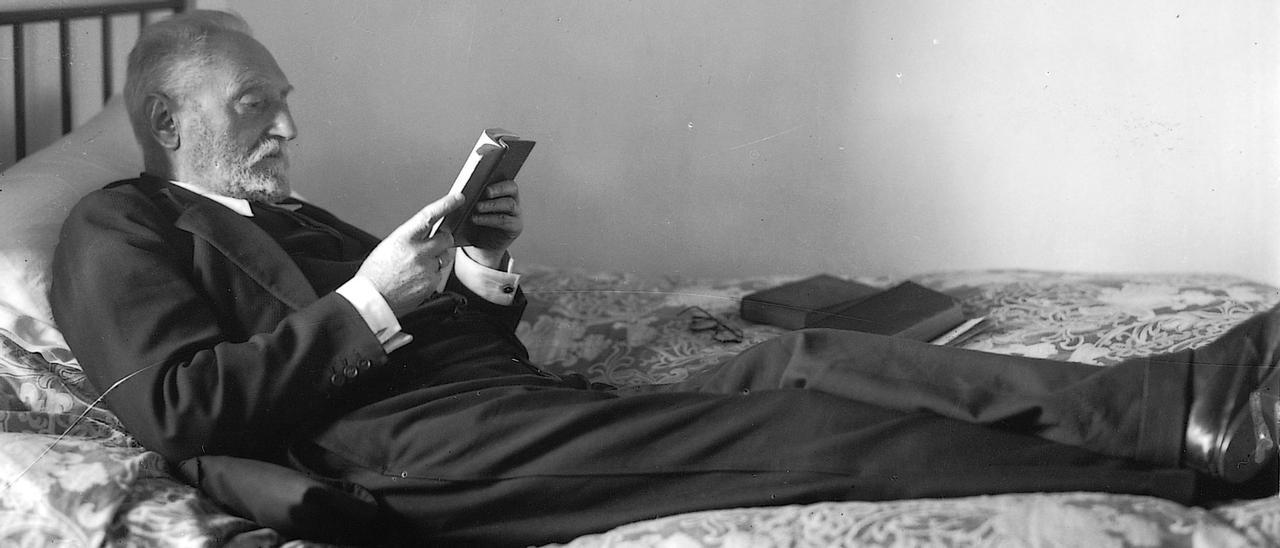 Miguel de Unamuno, leyendo sobre su cama.
