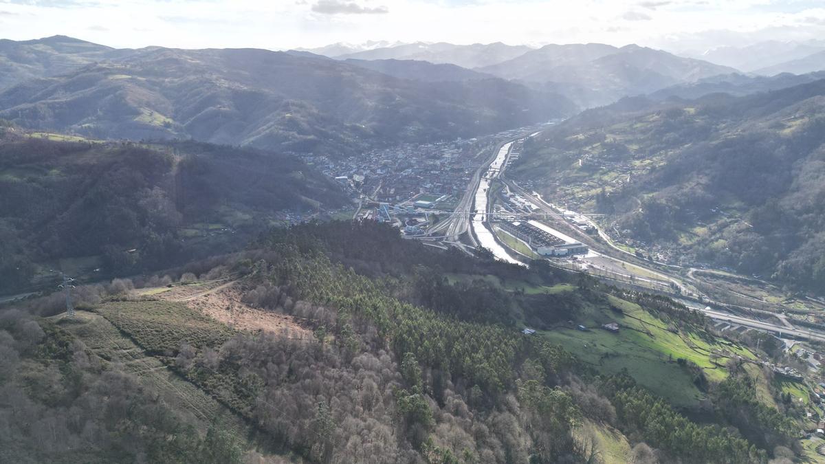 Panorámica de los monte que rodean el casco urbano de Mieres.