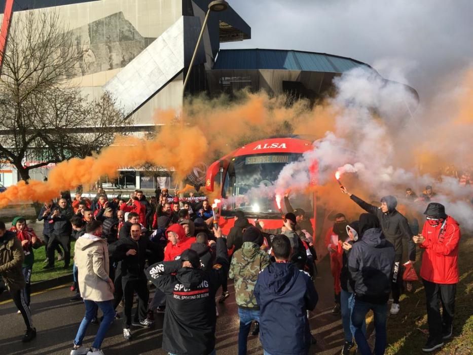 Derbi asturiano: La afición del Sporting madruga para alentar al equipo en El Molinón