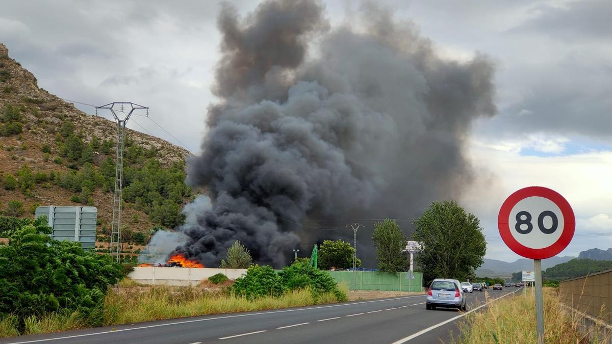 Declaran un incendio en una chatarrería de Xàtiva