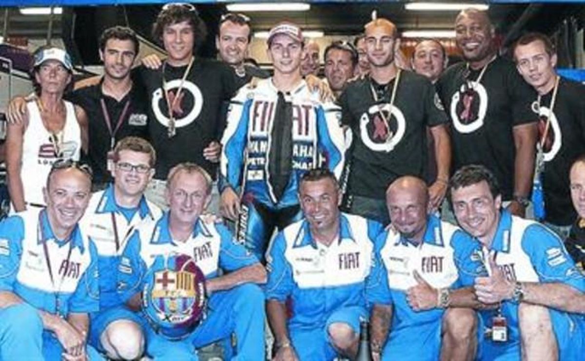 Jorge Lorenzo, amb diversos dels centenars de seguidors que va tenir a Montmeló. Jorge Lorenzo, amb diversos dels centenars de seguidors que va tenir a Montmeló.