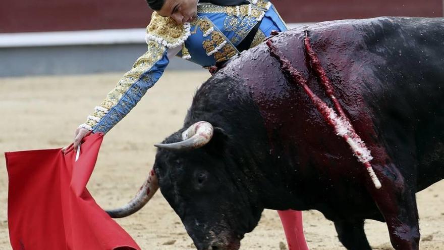 El matador lorquino Paco Ureña, en su primer astado, en el que no tuvo suerte.