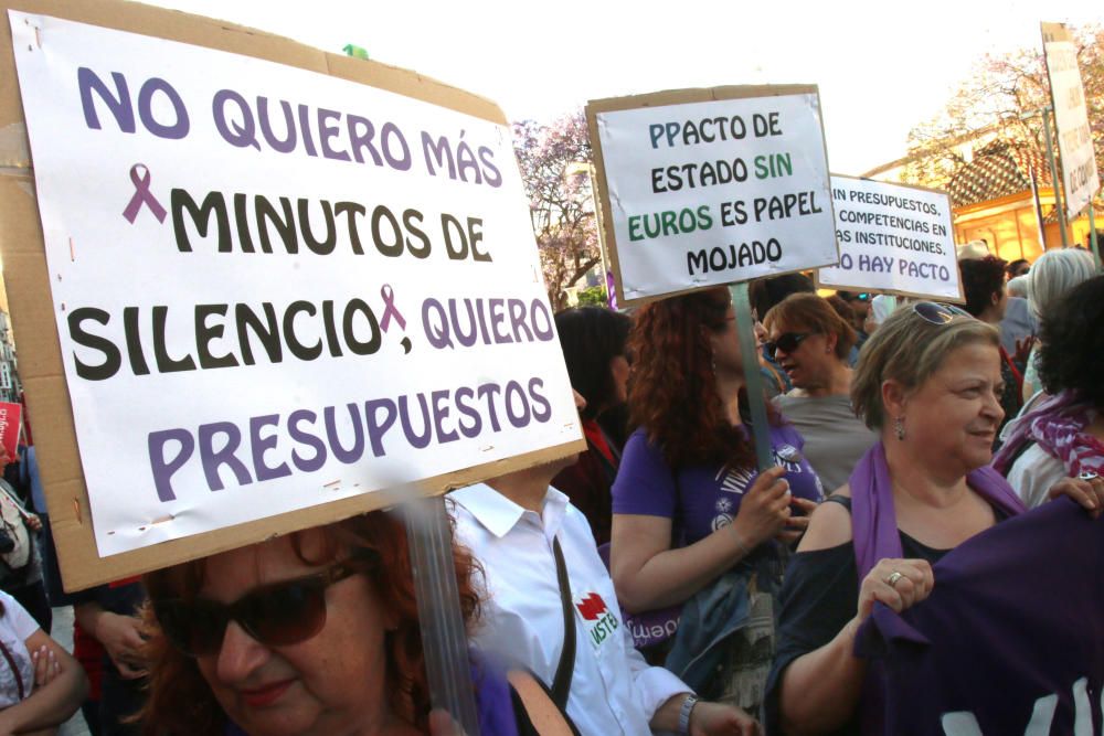 Casi 300 personas se concentran en la plaza de la Merced contra la violencia machista