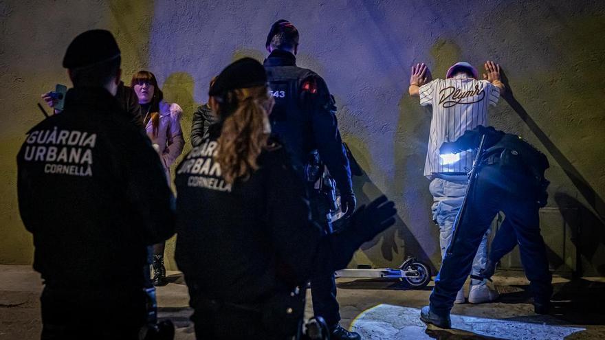 Los Mossos blindan la discoteca Capitolio de Cornellà por el concierto del rapero Rochy RD.