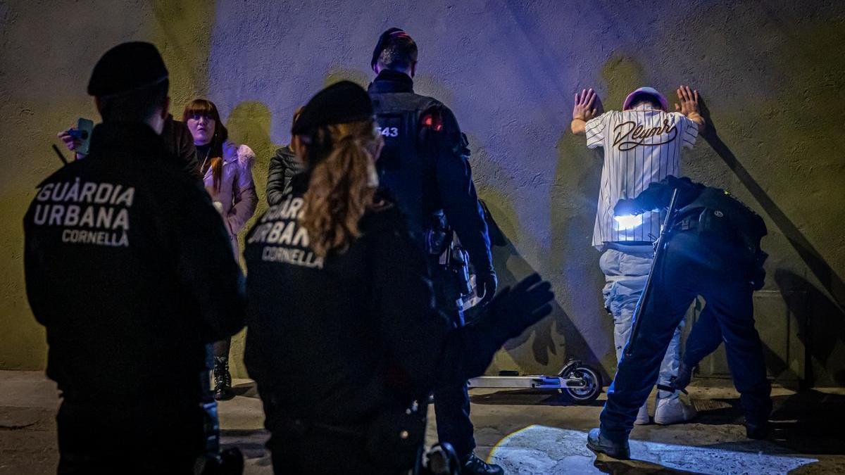 Los Mossos blindan la discoteca Capitolio de Cornellà por el concierto del rapero Rochy RD.