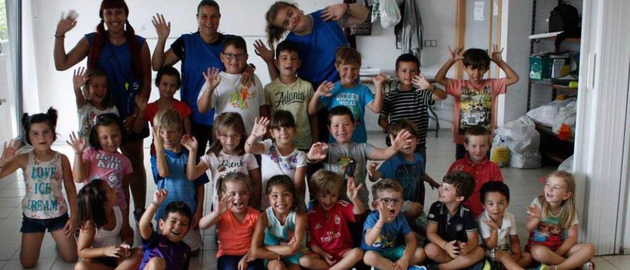 Los niños con sus monitores, durante las colonias, saludan a LA NUEVA ESPAÑA.