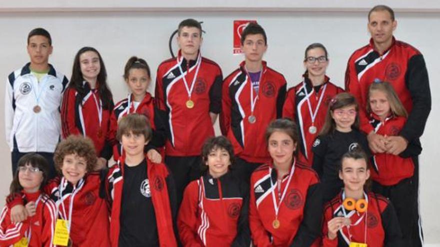 Los chicos y chicas del C.T. Benavente posan al término de la competición.