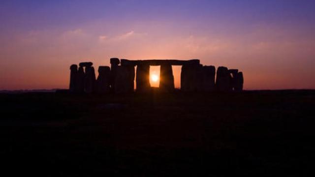 El Sol, tras el monumento de Stonehenge (Reino Unido).